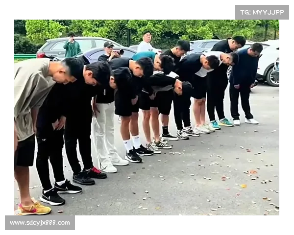 争议滑跪后,王钰栋三举动回应质疑:18 岁的成长需要时间沉淀 争议滑跪后,王钰栋三举动回应质疑:18 岁的成长需要时间沉淀
